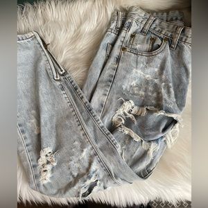 OneTeaspoon distressed boyfriend jeans with beautiful zipper details on cuffs